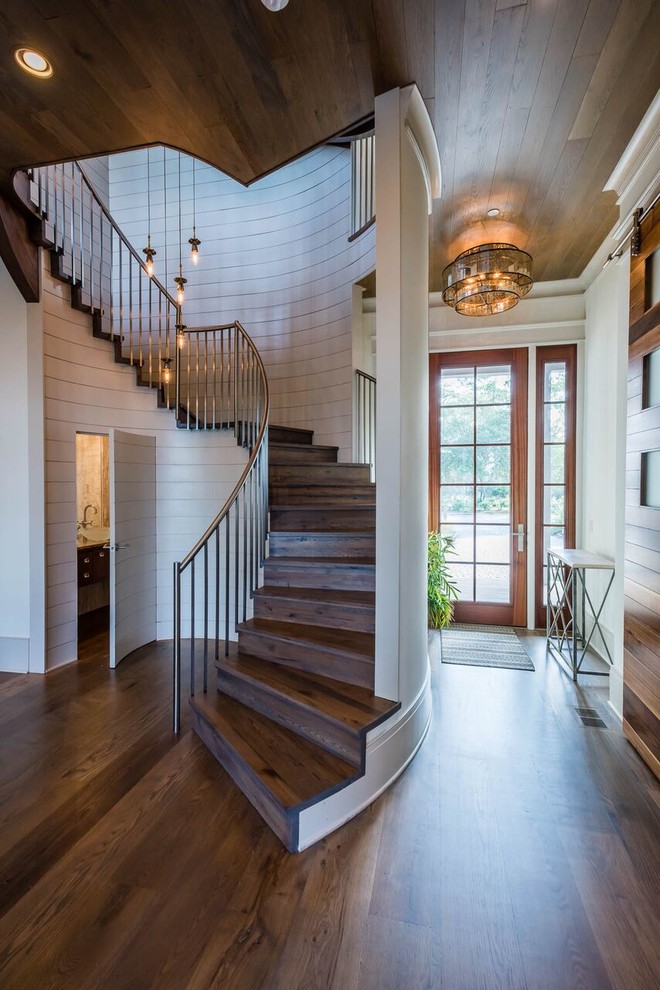 Свежая идея для дизайна: огромная винтовая деревянная лестница в современном стиле с деревянными ступенями - отличное фото интерьера