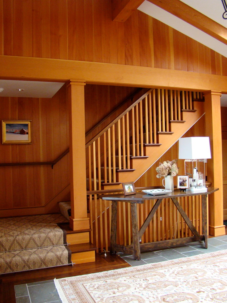 Cette photo montre un escalier craftsman en L de taille moyenne avec des marches en bois et des contremarches en bois.