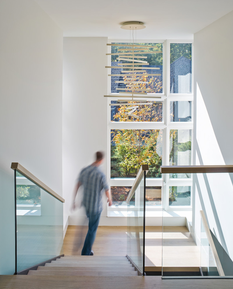 Exemple d'un grand escalier tendance en U avec des marches en bois.