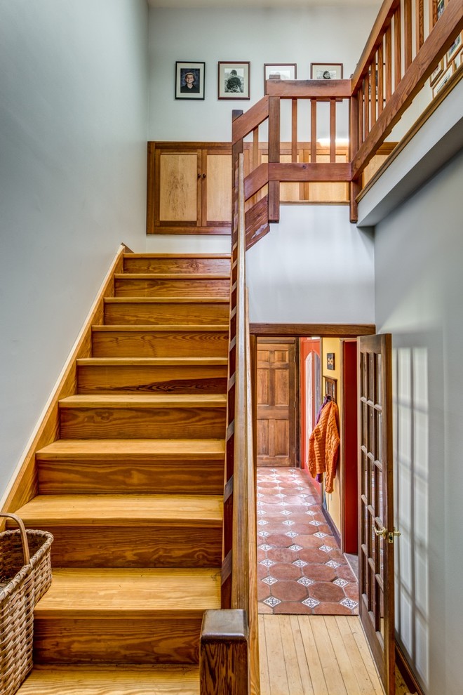 Foto de escalera en L de estilo de casa de campo con escalones de madera y contrahuellas de madera