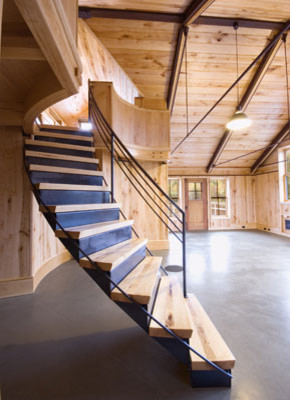 Gewendelte, Mittelgroße Moderne Holztreppe in Burlington