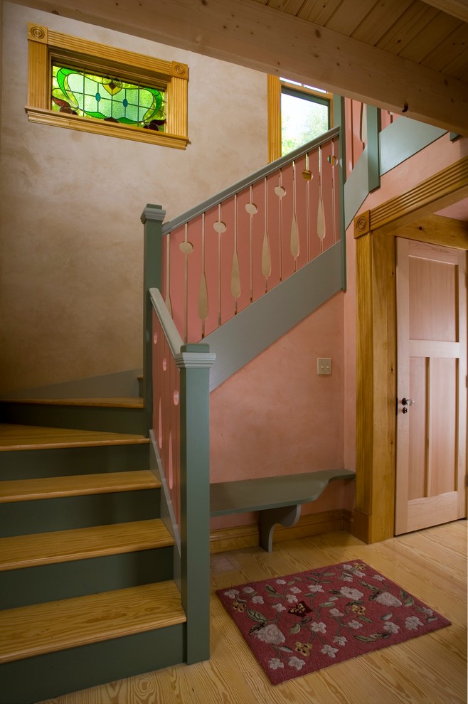 На фото: п-образная лестница среднего размера в классическом стиле с деревянными ступенями и крашенными деревянными подступенками