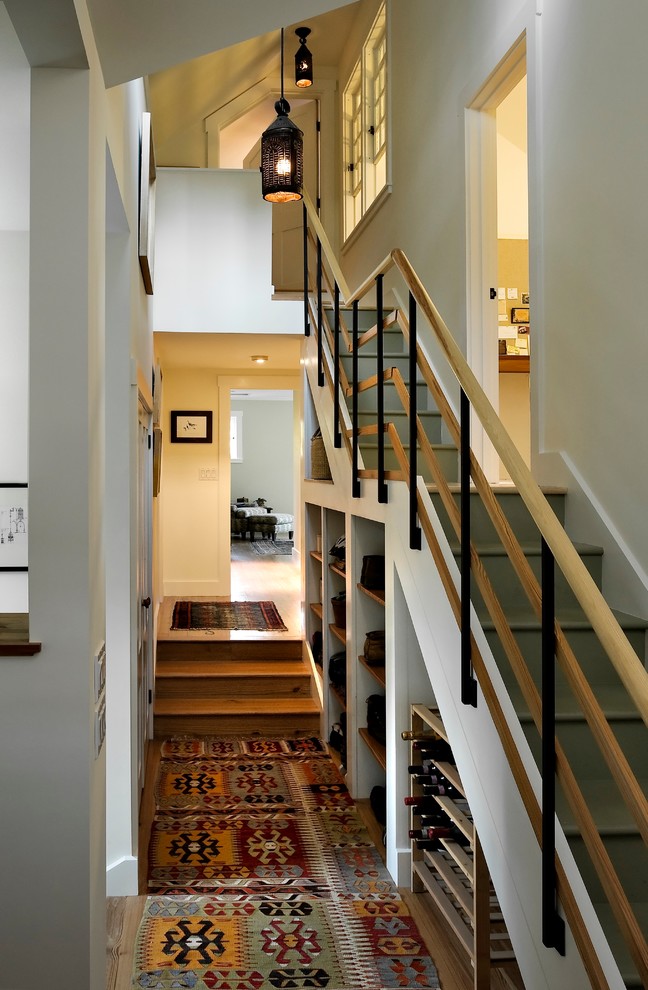 Свежая идея для дизайна: прямая лестница среднего размера в стиле неоклассика (современная классика) с крашенными деревянными ступенями и крашенными деревянными подступенками - отличное фото интерьера