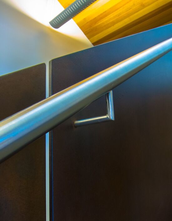 Diseño de escalera en U actual grande con escalones de hormigón y contrahuellas de metal