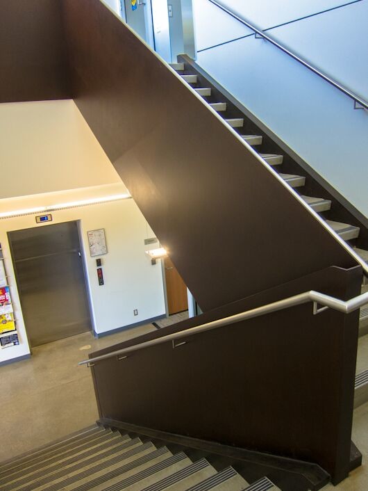 Идея дизайна: большая п-образная металлическая лестница в современном стиле с бетонными ступенями