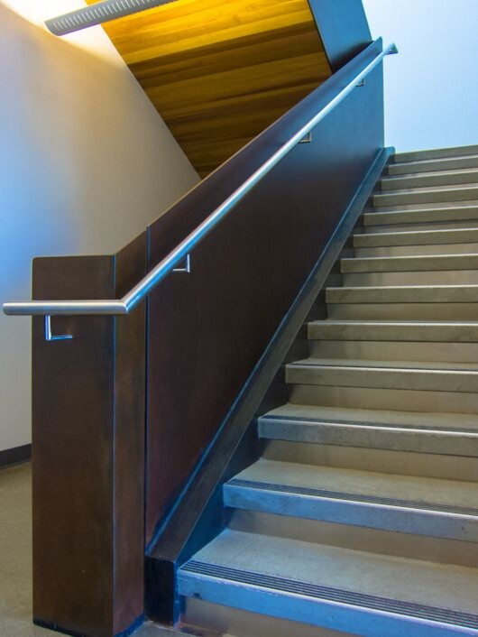 На фото: большая п-образная металлическая лестница в современном стиле с бетонными ступенями с