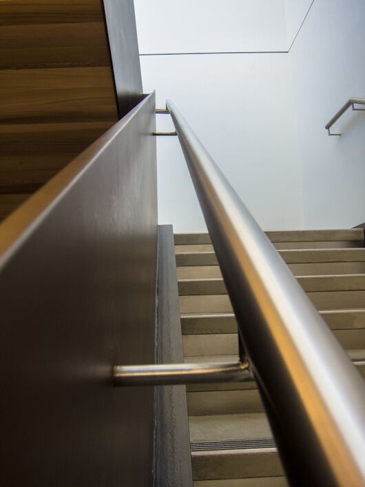Idées déco pour un grand escalier contemporain en U et béton avec des contremarches en métal.