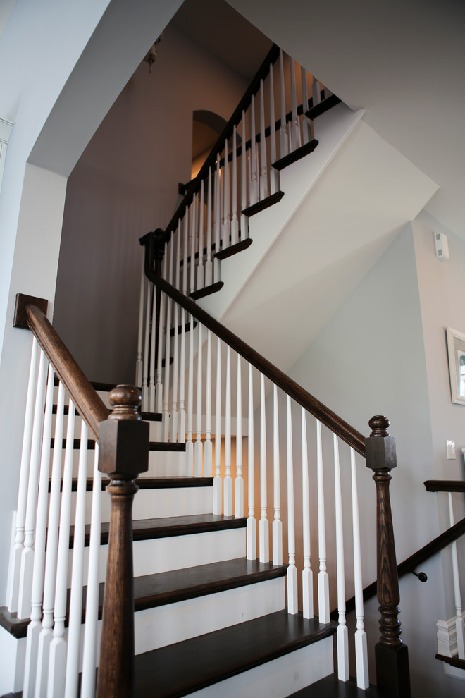 Cette image montre un escalier peint rustique en U de taille moyenne avec des marches en bois.