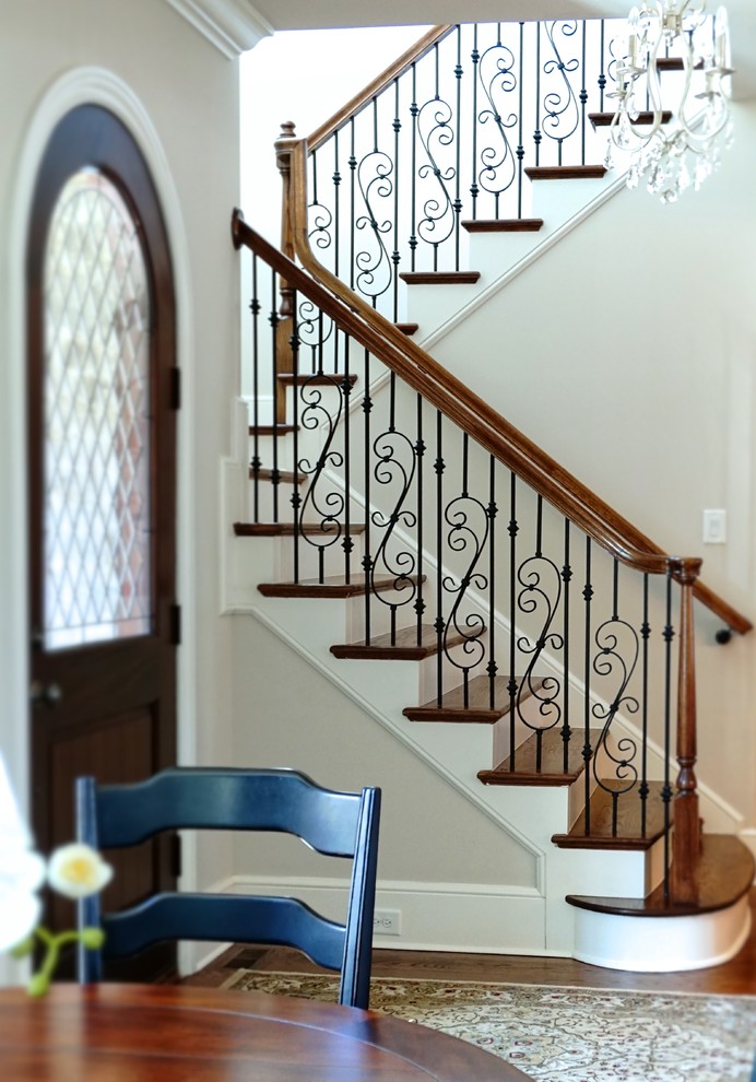 Foto de escalera en L tradicional renovada de tamaño medio con escalones de madera y contrahuellas de madera pintada