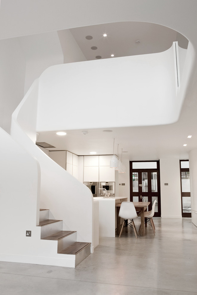 Gewendelte, Mittelgroße Moderne Holztreppe mit Metall-Setzstufen in London