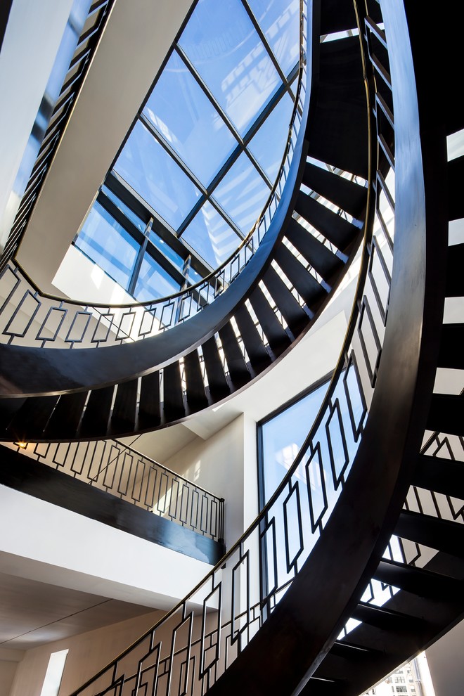 Источник вдохновения для домашнего уюта: огромная винтовая лестница в стиле модернизм с металлическими ступенями без подступенок