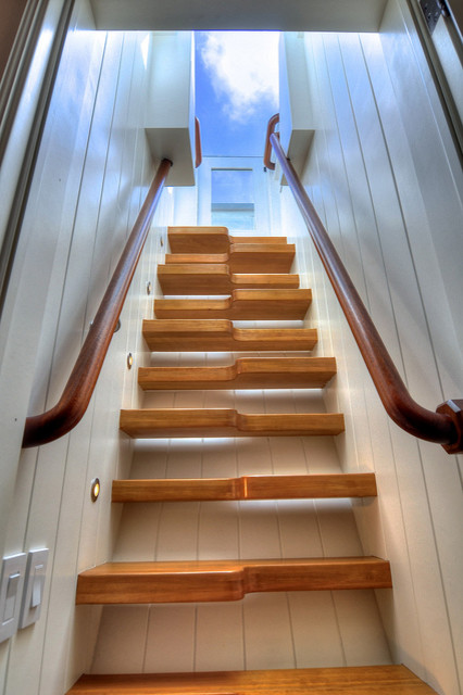 Стильный дизайн: прямая деревянная лестница среднего размера в классическом стиле с деревянными ступенями - последний тренд