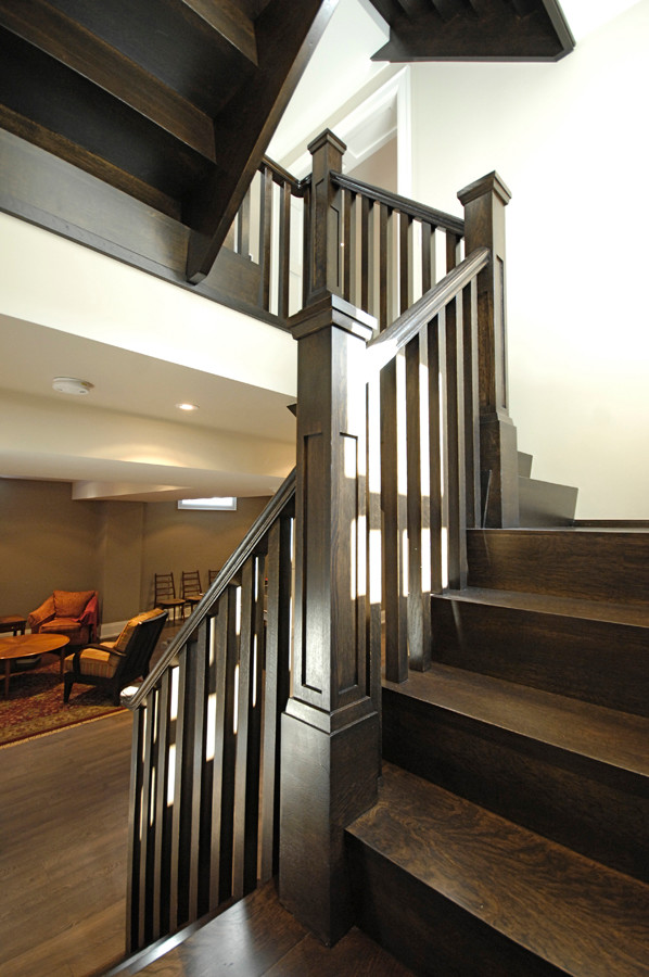 Aménagement d'un grand escalier flottant classique avec des marches en bois et des contremarches en bois.