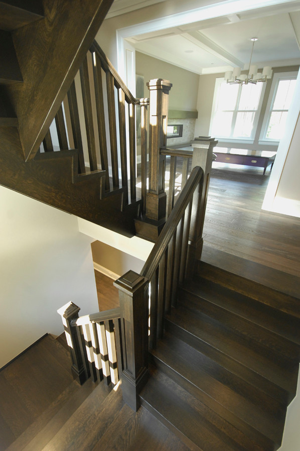Aménagement d'un très grand escalier flottant classique avec des marches en bois et des contremarches en bois.