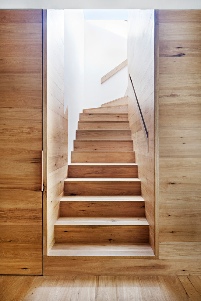 Стильный дизайн: угловая деревянная лестница среднего размера в современном стиле с деревянными ступенями и деревянными перилами - последний тренд