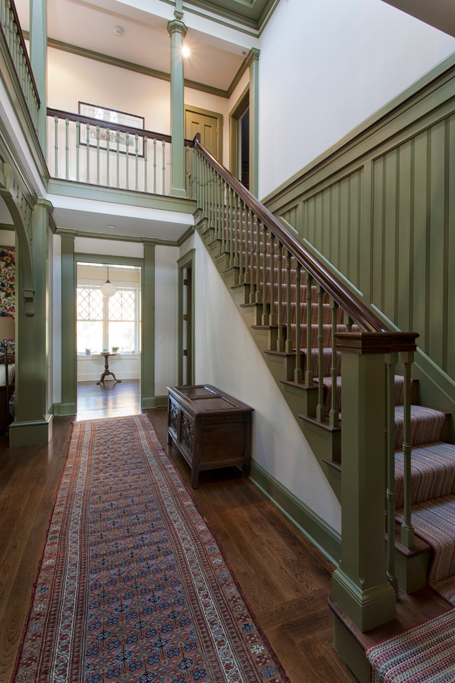 Cette image montre un escalier peint victorien en L de taille moyenne avec des marches en bois.