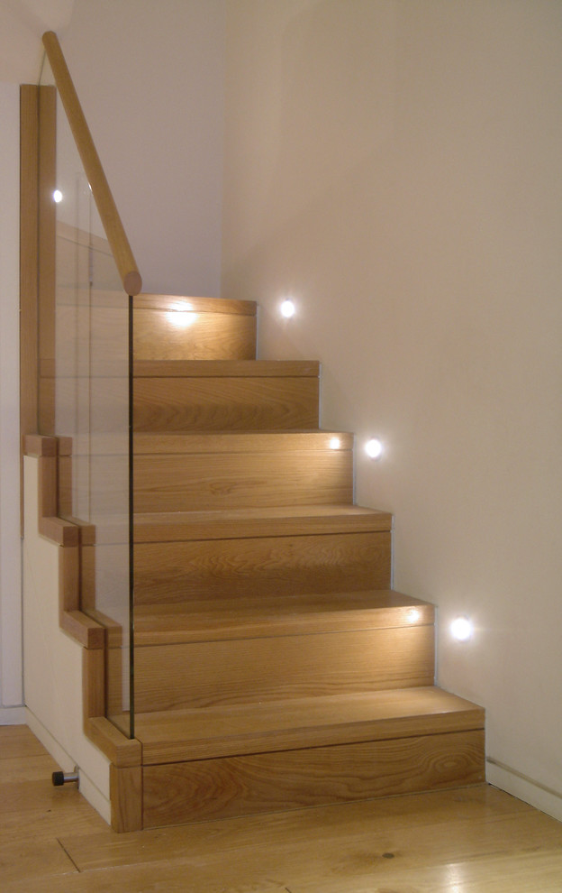 Exemple d'un petit escalier tendance en U avec des marches en bois, des contremarches en bois et un garde-corps en verre.