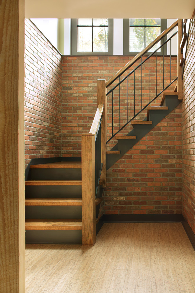 Пример оригинального дизайна: угловая металлическая лестница среднего размера в современном стиле с деревянными ступенями