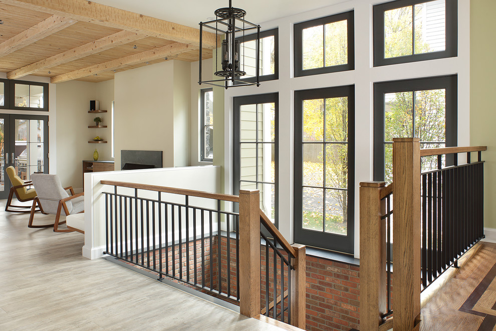 Стильный дизайн: угловая лестница среднего размера в стиле неоклассика (современная классика) с деревянными ступенями - последний тренд