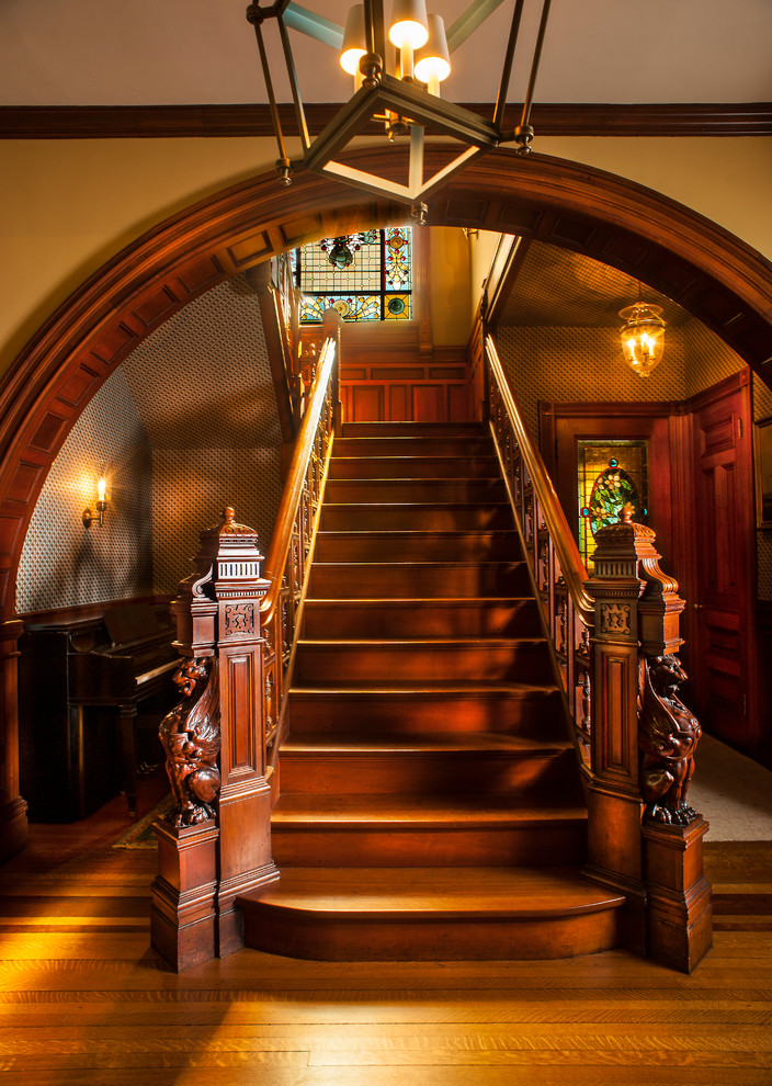 На фото: большая прямая деревянная лестница в викторианском стиле с деревянными ступенями и деревянными перилами