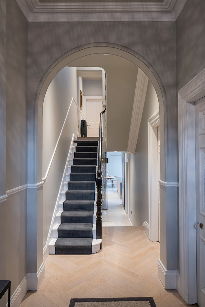 Идея дизайна: прямая лестница среднего размера в викторианском стиле с деревянными перилами, крашенными деревянными ступенями и крашенными деревянными подступенками
