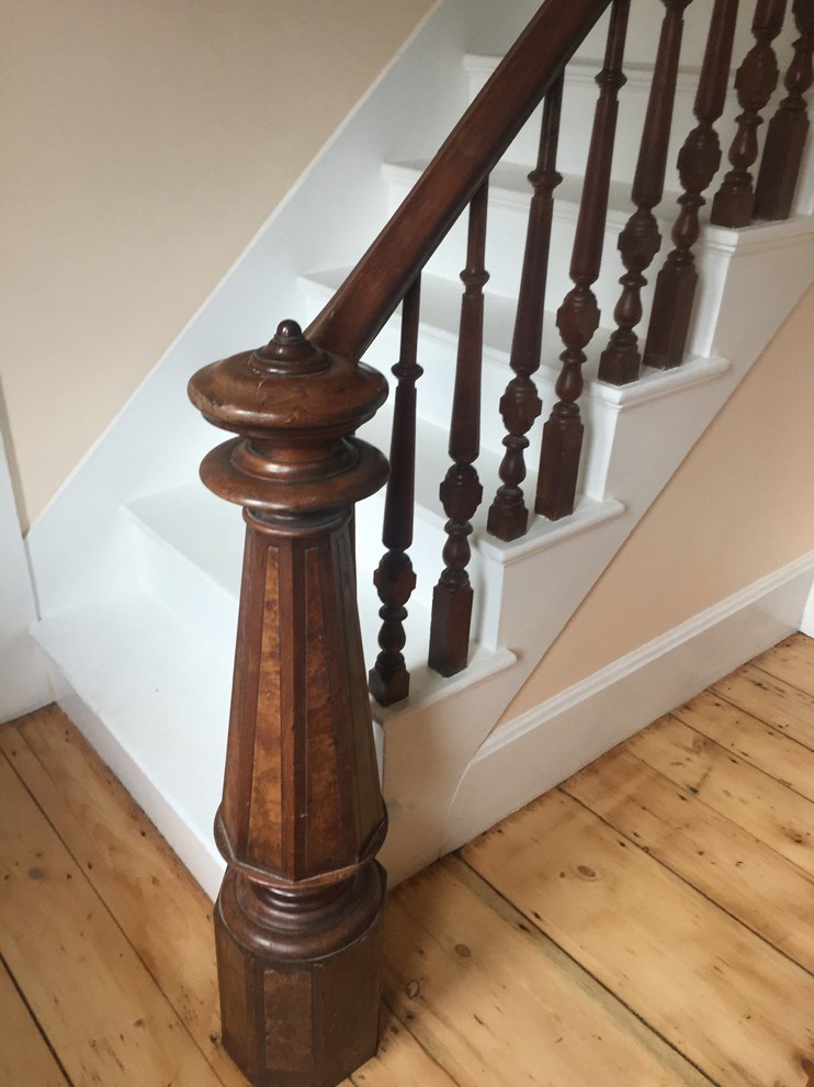 Пример оригинального дизайна: угловая лестница среднего размера в викторианском стиле с крашенными деревянными ступенями и крашенными деревянными подступенками