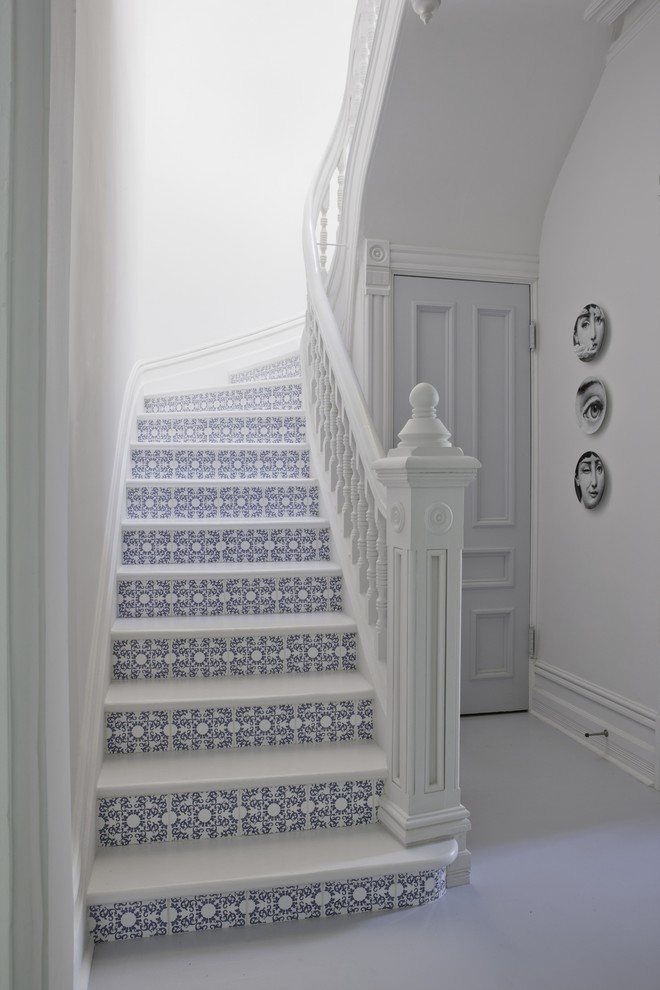 Imagen de escalera en U clásica de tamaño medio con contrahuellas con baldosas y/o azulejos y escalones de madera