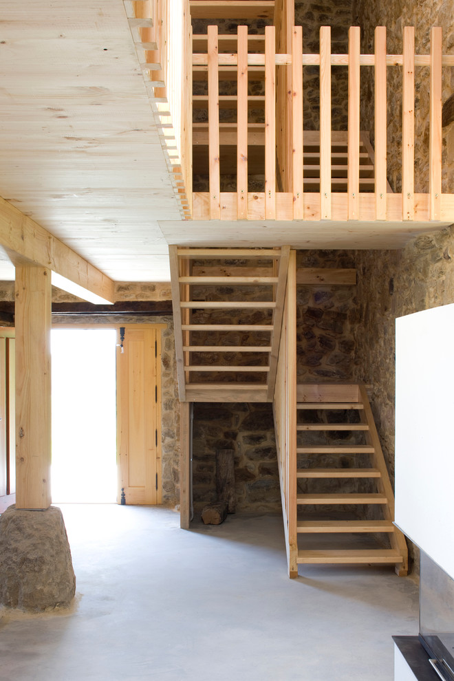 Ejemplo de escalera en U rústica de tamaño medio sin contrahuella con escalones de madera
