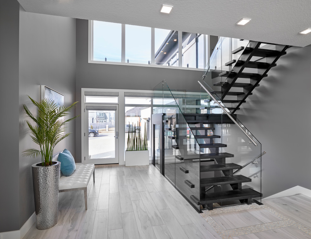 Großes Modernes Treppengeländer Glas mit Holz-Setzstufen in Edmonton
