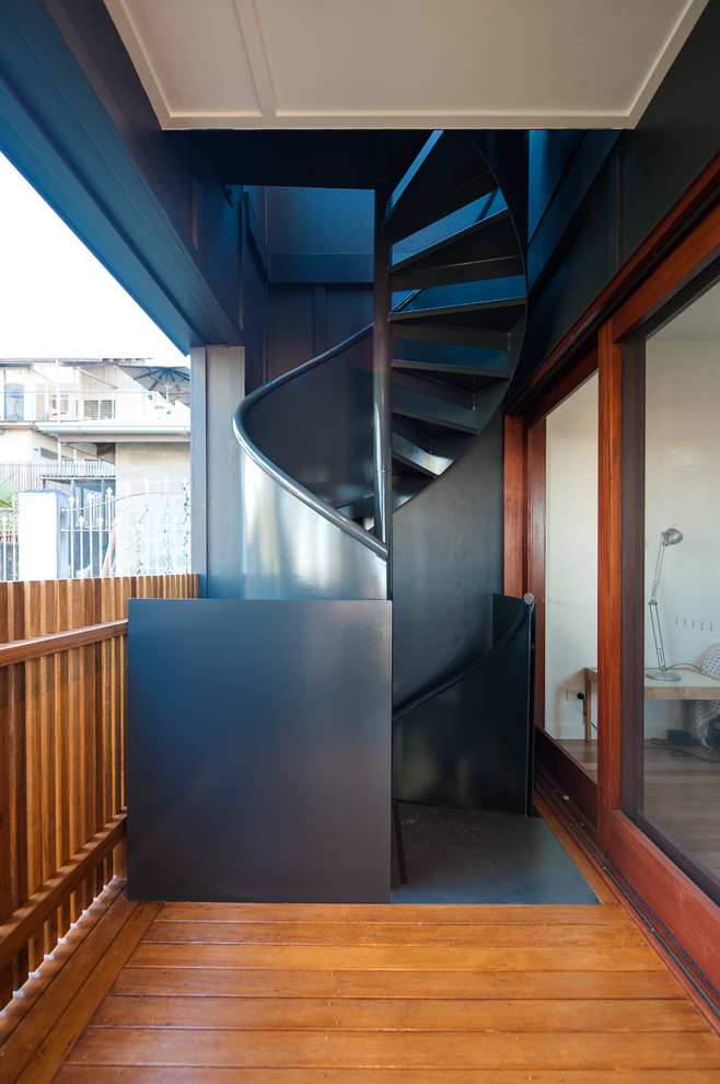 Ejemplo de escalera de caracol contemporánea de tamaño medio sin contrahuella con escalones de metal