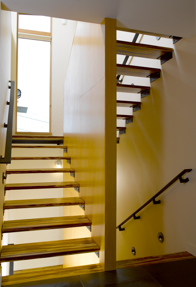 На фото: лестница в стиле модернизм без подступенок с