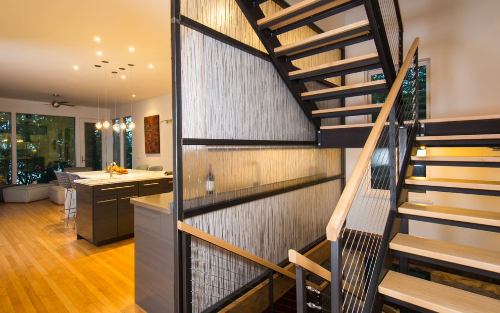 Источник вдохновения для домашнего уюта: п-образная лестница в стиле модернизм с деревянными ступенями