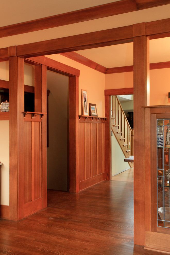 Foto de escalera recta de estilo americano de tamaño medio con escalones de madera y contrahuellas de madera