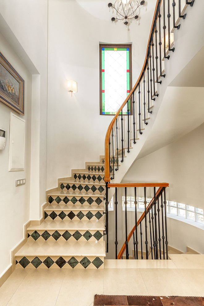 Свежая идея для дизайна: изогнутая лестница среднего размера в стиле неоклассика (современная классика) с подступенками из плитки - отличное фото интерьера