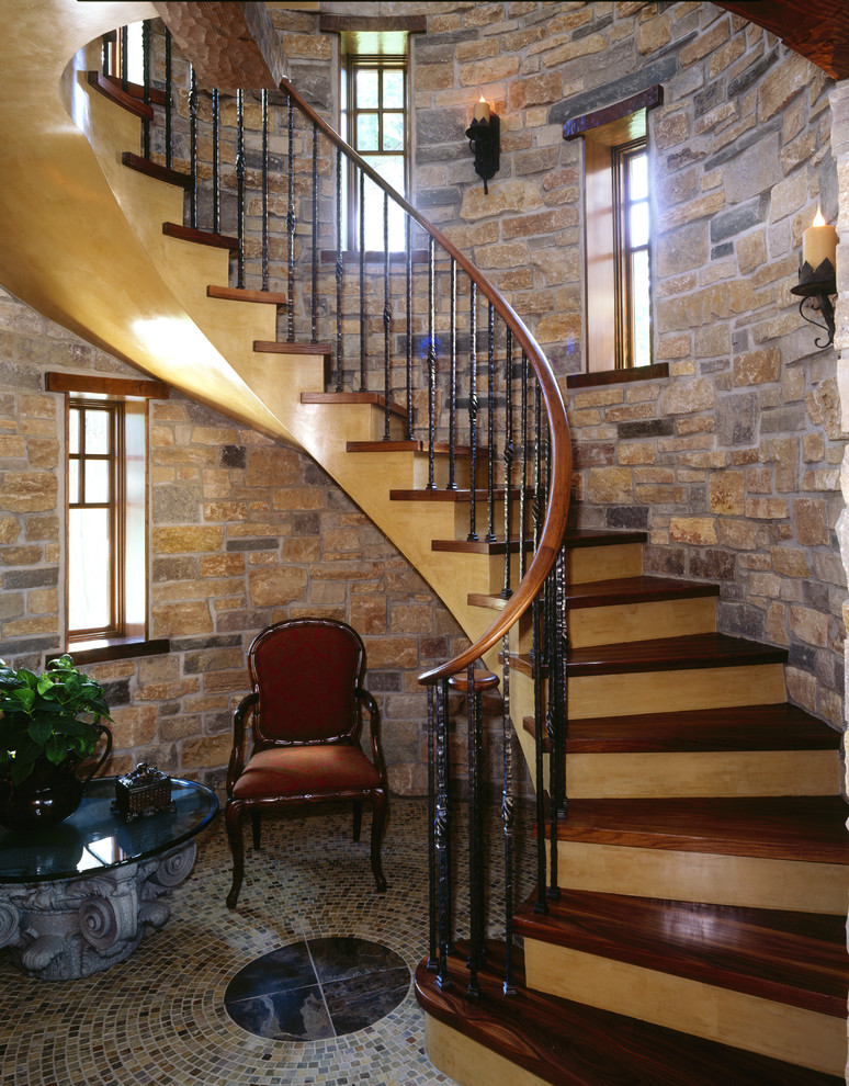 Inspiration pour un escalier peint hélicoïdal traditionnel avec des marches en bois.