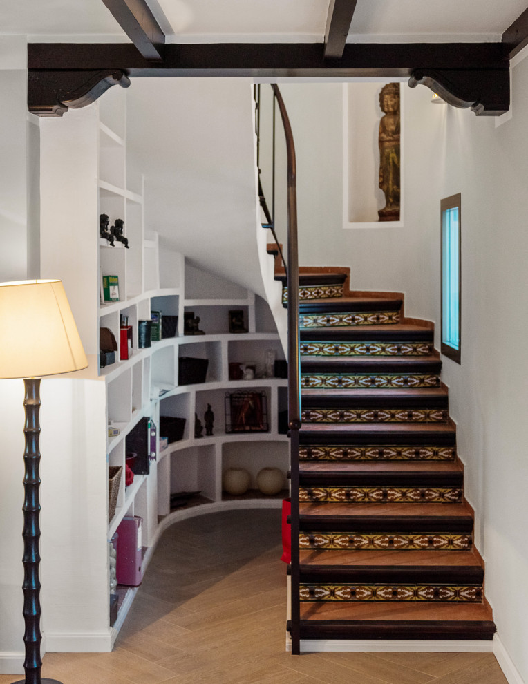 Стильный дизайн: изогнутая лестница среднего размера в классическом стиле с ступенями из терракотовой плитки, подступенками из плитки и перилами из смешанных материалов - последний тренд