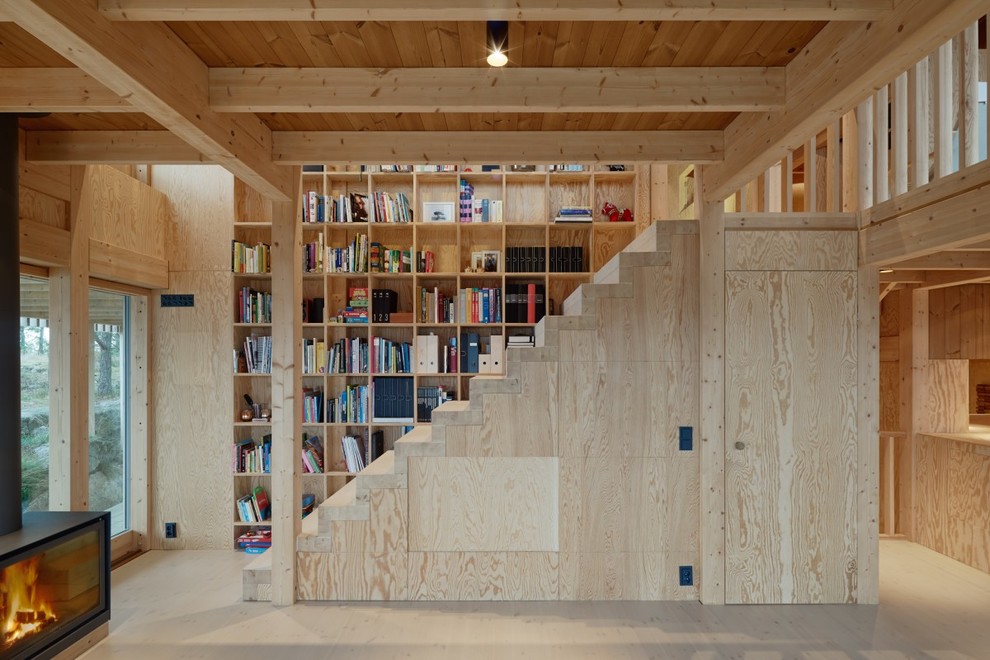 Пример оригинального дизайна: прямая деревянная лестница среднего размера в современном стиле с деревянными ступенями и кладовкой или шкафом под ней
