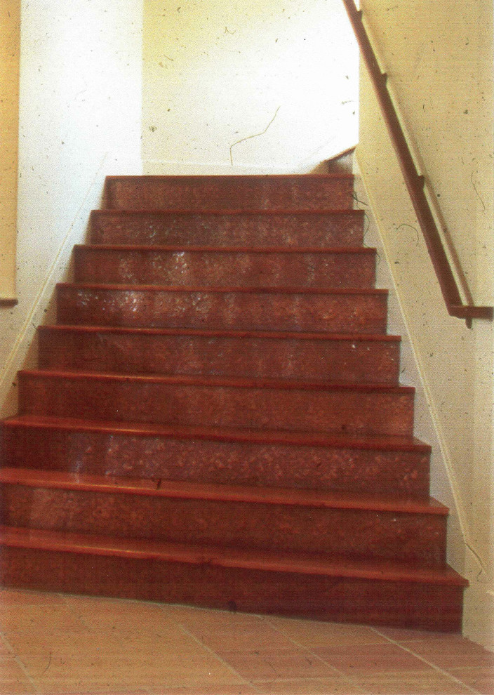 オースティンにあるお手頃価格の小さな地中海スタイルのおしゃれなかね折れ階段 (木の蹴込み板) の写真