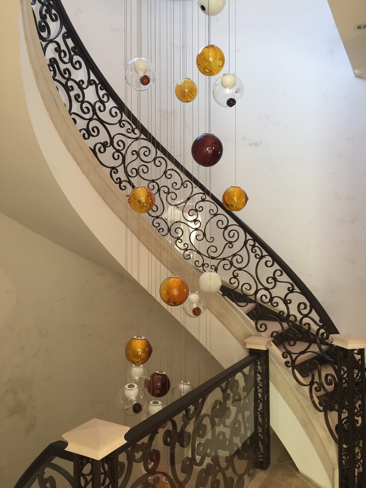 Свежая идея для дизайна: огромная винтовая деревянная лестница в средиземноморском стиле - отличное фото интерьера