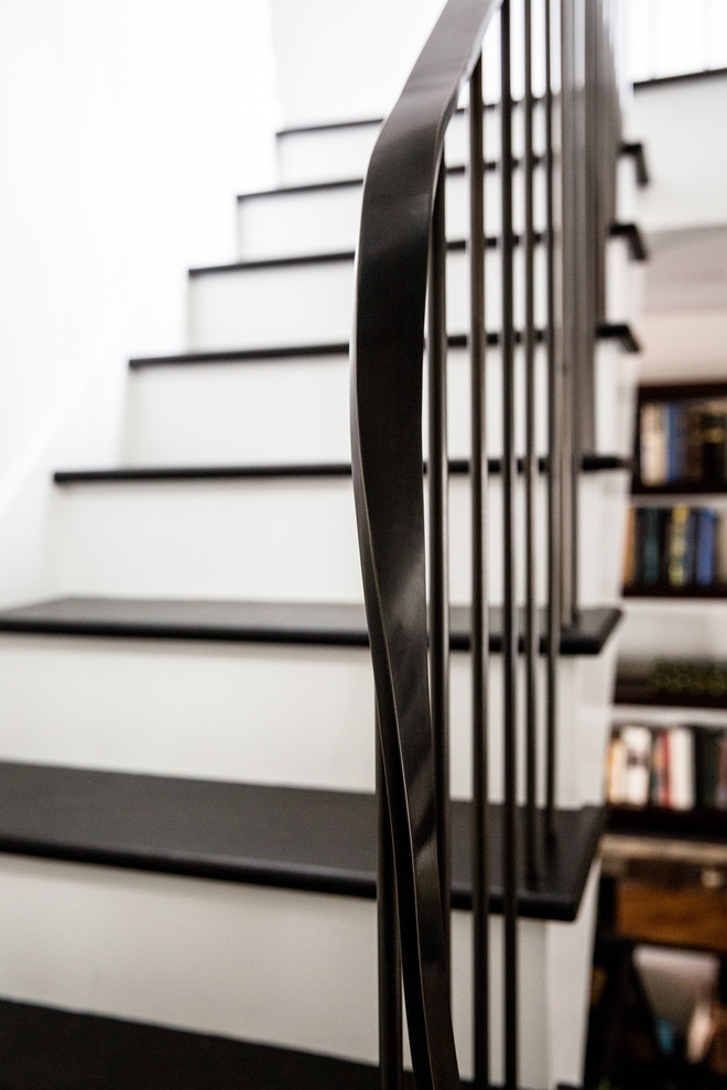 Foto de escalera curva clásica renovada grande con escalones de madera y contrahuellas de madera pintada