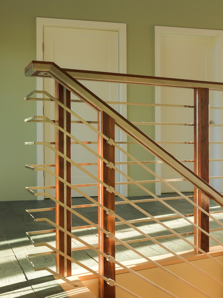 Idées déco pour un escalier moderne en L de taille moyenne avec des marches en bois et des contremarches en bois.