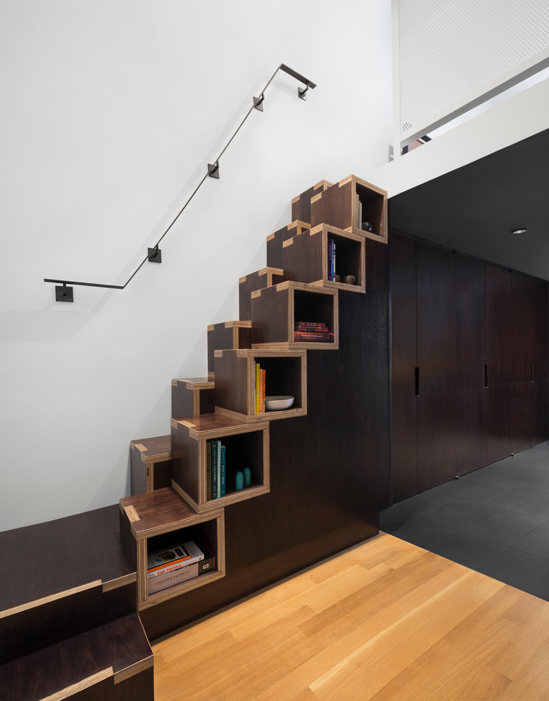 Réalisation d'un petit escalier design avec des marches en bois, des contremarches en bois et rangements.