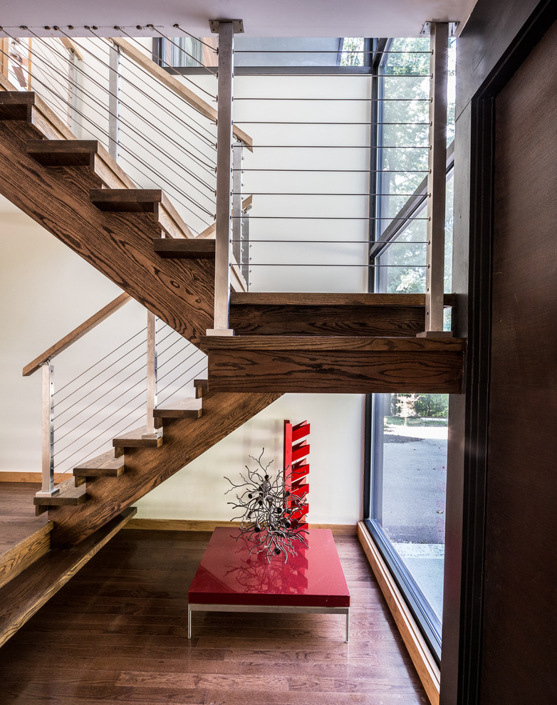 Aménagement d'un escalier moderne avec des contremarches en bois.
