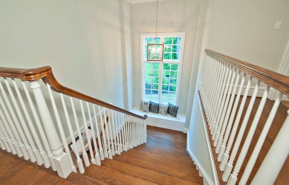 Источник вдохновения для домашнего уюта: большая п-образная лестница в классическом стиле с деревянными ступенями и крашенными деревянными подступенками