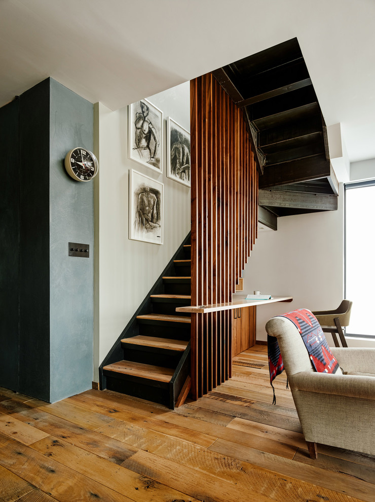 Idée de décoration pour un escalier minimaliste de taille moyenne.