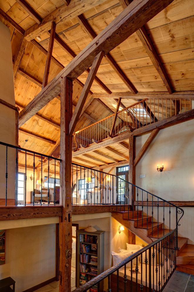 Foto de escalera campestre con escalones de madera y contrahuellas de madera