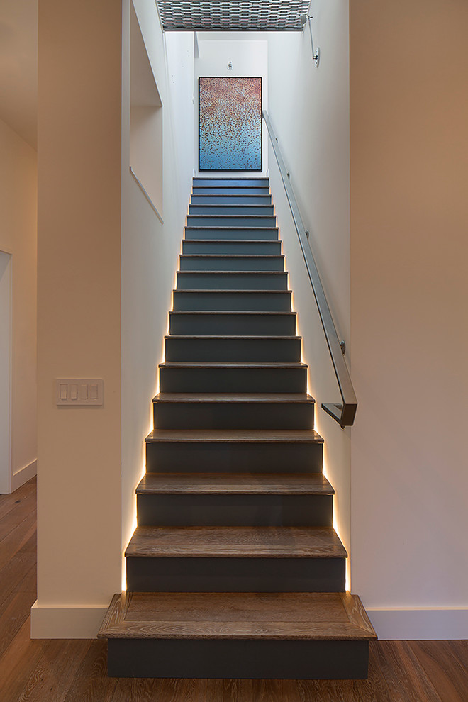 Idée de décoration pour un escalier droit champêtre de taille moyenne avec des marches en bois et des contremarches en bois.