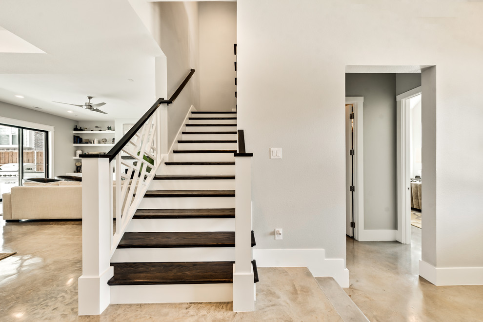 Idée de décoration pour un escalier peint champêtre en L avec des marches en bois et un garde-corps en bois.