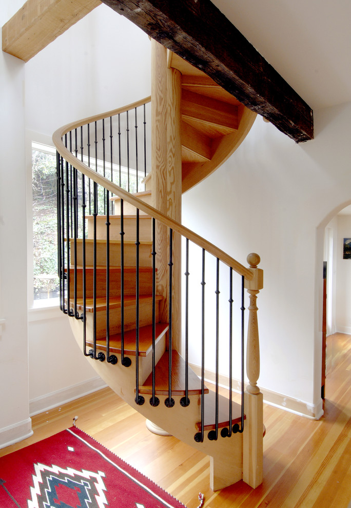 Große Klassische Treppe mit Holz-Setzstufen in Seattle