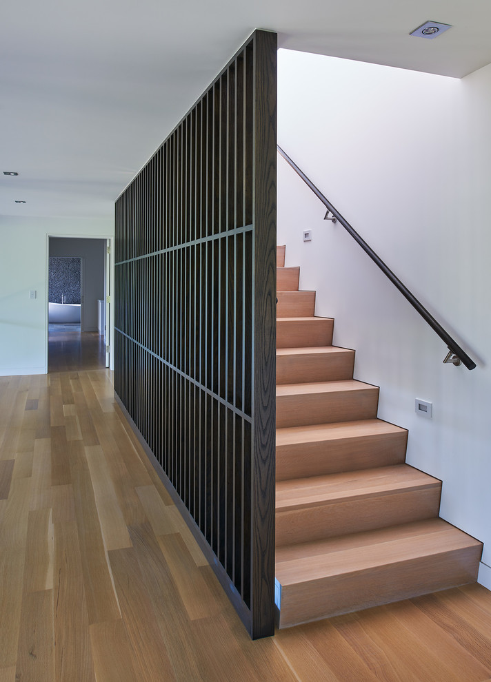 Пример оригинального дизайна: прямая деревянная лестница среднего размера в современном стиле с деревянными ступенями и деревянными перилами